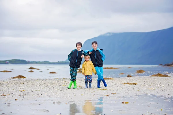 快乐的孩子们 享受着挪威的白沙滩 夏天跑步和玩水 — 图库照片