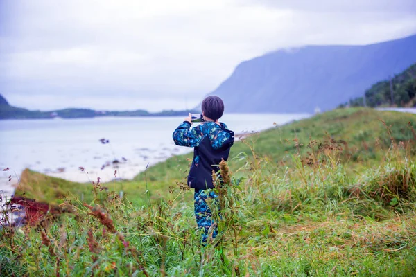 Tatlı Çocuk Yazın Lofoten Kuzey Norveç Beyaz Kumsalın Fotoğrafını Çekiyor — Stok fotoğraf