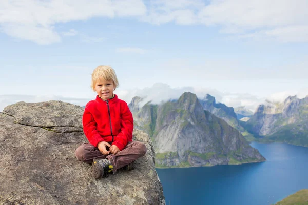 Cute Child Sitting Top Mountains Looking Reine Climbing Reinebringen Treeking — Zdjęcie stockowe