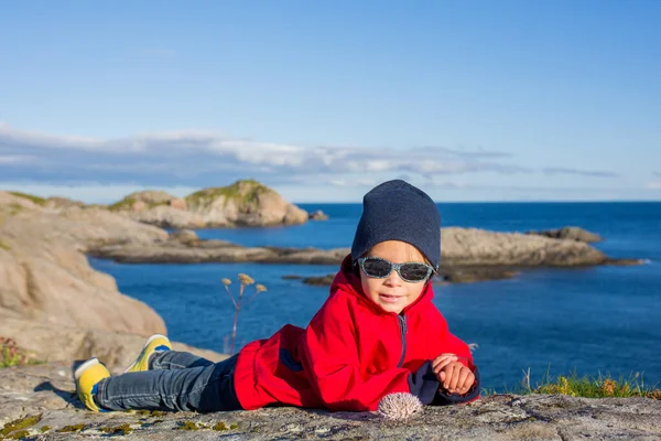 Glückliche Familie Genießt Die Seebrücke Sorvagen Lofoten Norwegen Kinder Laufen — Stockfoto