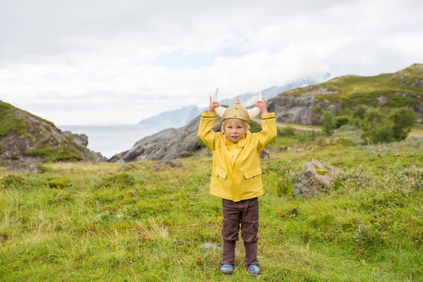 Child Enjoying Picturesque View Edge Cliff Lofoten Norway Amazing Beautiful — Fotografia de Stock