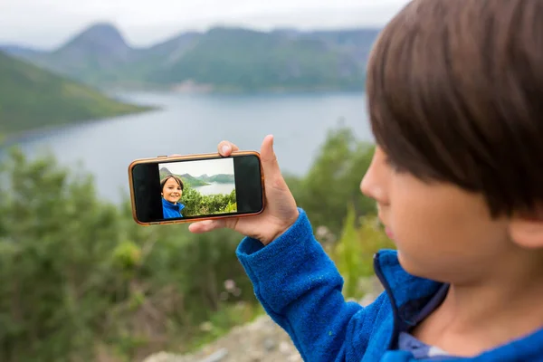 Familia Tomando Retratos Una Increíble Naturaleza Noruega Camino Lofoten Isla — Foto de Stock