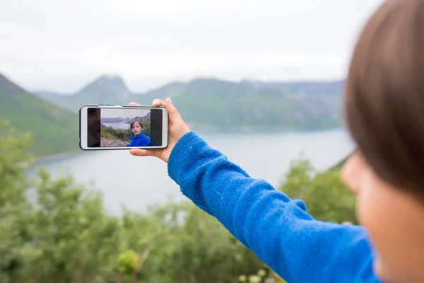 Family Taking Portraits Amazing Norwegian Nature Way Lofoten Senja Island — Fotografia de Stock