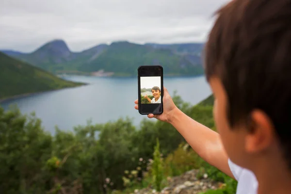 Family Taking Portraits Amazing Norwegian Nature Way Lofoten Senja Island — Fotografia de Stock