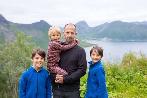 Family Taking Portraits Amazing Norwegian Nature Way Lofoten Senja Island — стоковое фото