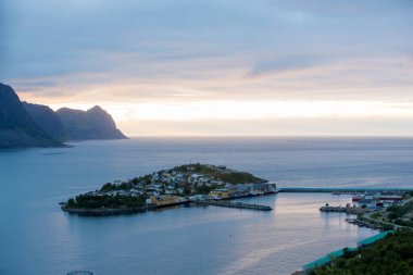 Husoy 'un havadan görünüşü, büyük Senja adasına ait küçük bir köy ve güzel bir dağ manzarasıyla çevrili.
