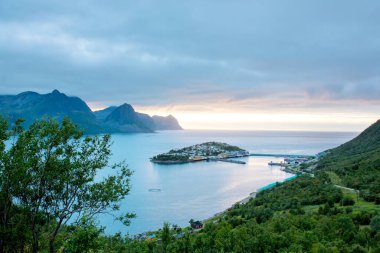 Husoy 'un havadan görünüşü, büyük Senja adasına ait küçük bir köy ve güzel bir dağ manzarasıyla çevrili.
