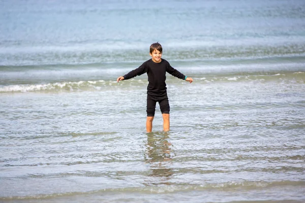 Niños Jugando Playa Ersfjords Senja Día Verano Corriendo Saltando Arena — Foto de Stock