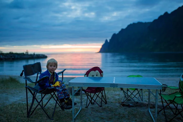 Children Enjoying Sunset Ersfjord Beach Senja Island Beautiful Landscape View — Zdjęcie stockowe