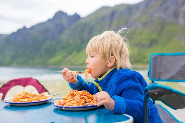 Happy Children Eating Spaghetti Beach While Camping Ersfjord Beach Senja — Stockfoto