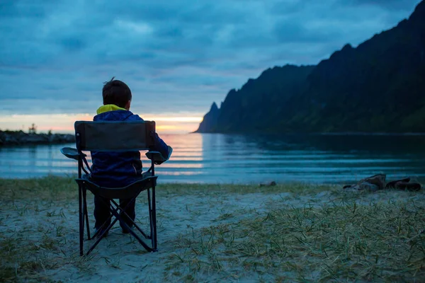 Children Enjoying Sunset Ersfjord Beach Senja Island Beautiful Landscape View — ストック写真