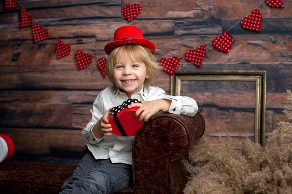 Lindo Niño Rubio Lindo Niño Con Decoración San Valentín Amor —  Fotos de Stock