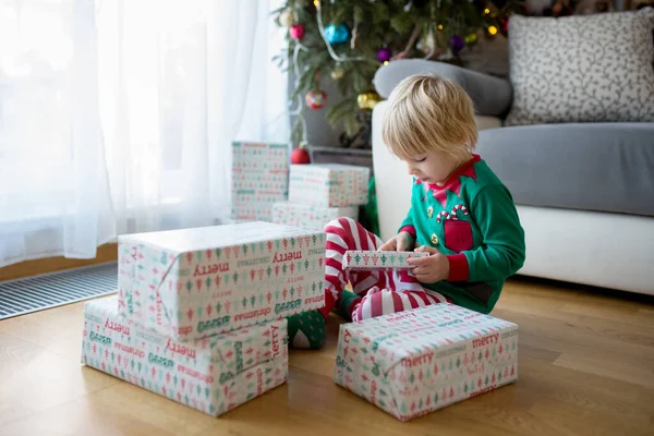 Criança Feliz Menino Abrindo Presentes Dia Natal Vestido Pijama — Fotografia de Stock