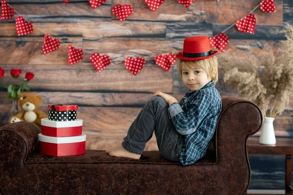 Lindo Niño Rubio Lindo Niño Con Decoración San Valentín Amor —  Fotos de Stock