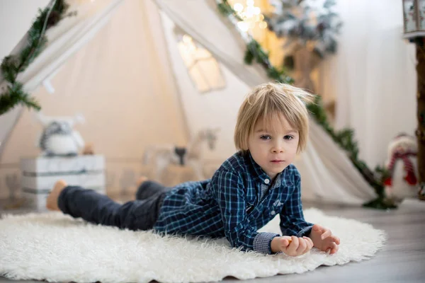 かわいい幼児ブロンドの子供の前でティーピー 木製の電車の手紙で遊んで — ストック写真