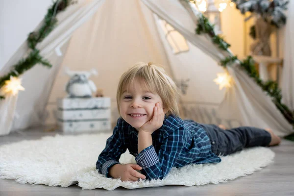 Niedliches Kleines Blondes Kind Vor Einem Tipi Spielt Mit Buchstaben — Stockfoto