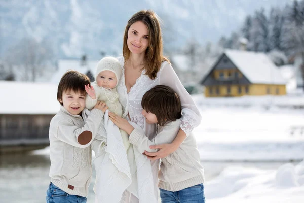 Mamă Frumoasă Rochie Albă Copiii Drăguți Trei Băieți După Luat — Fotografie, imagine de stoc