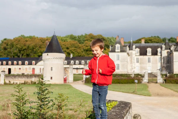 Two Boys Happily Playing Rain Driveway French Gizeux Castle Clear — Stock Photo, Image