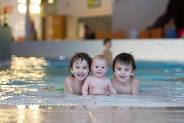 Трое Маленьких Детей Милый Мальчик Два Старших Брата Счастливо Плавающие — стоковое фото