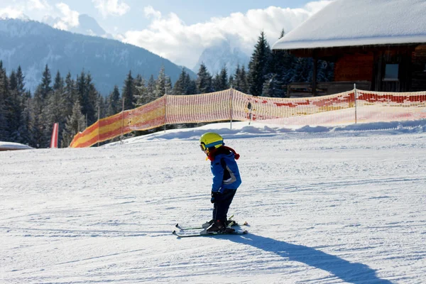 Petit Garçon Mignon Ski Heureux Dans Station Ski Autrichienne Dans — Photo