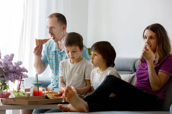 Mooie Jonge Gezin Met Kinderen Eten Pizza Thuis Kijken Een — Stockfoto