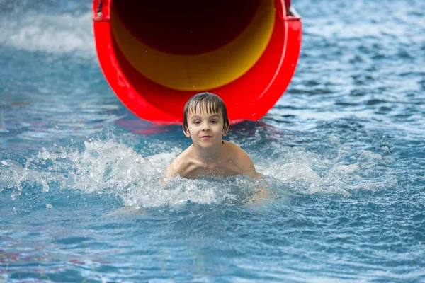 Sladké Dítě Chlapec Hrající Vodní Hřiště Světa Těší Atrakcí Plavání — Stock fotografie