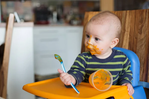 小さな男の子は 彼の人生で初めてのマッシュの食べ物を食べる — ストック写真