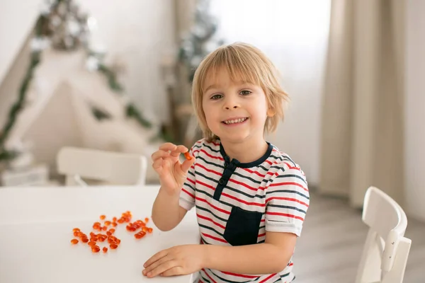 かわいい子供 幼児の男の子 アルファオメガを食べる3子サプリメントビタミン薬で自宅でより良い免疫力 — ストック写真