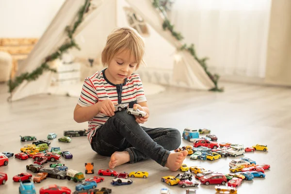 Lindo Niño Pequeño Niño Rubio Jugando Con Coches Colofrul Diferentes —  Fotos de Stock