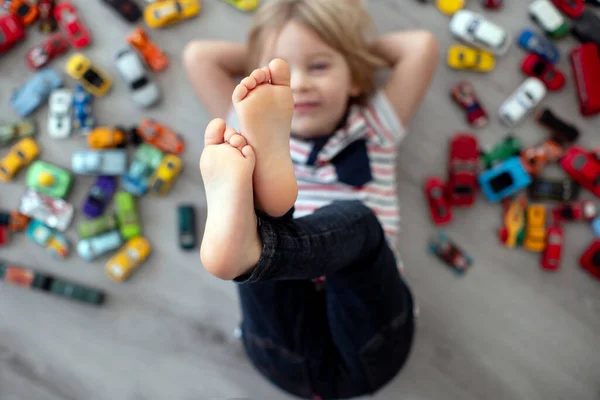 Lindo Niño Pequeño Niño Rubio Jugando Con Coches Colofrul Diferentes — Foto de Stock