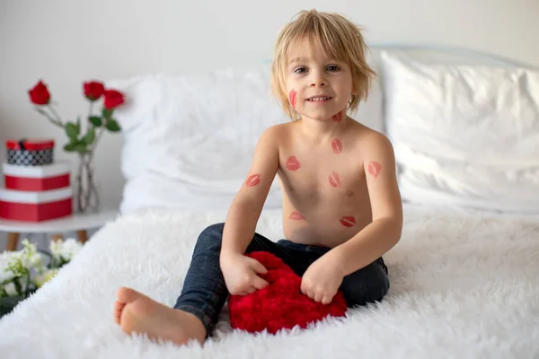 Gyönyörű Szőke Kisbaba Fiú Rúzs Csókokkal Testén Vörös Rózsát Tart — Stock Fotó