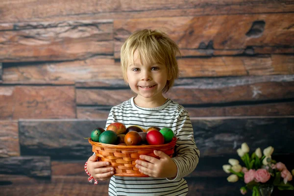 Tatlı Çocuk Sevimli Çocuk Renkli Paskalya Yumurtalarıyla Oynuyor Stüdyo Çekimi — Stok fotoğraf