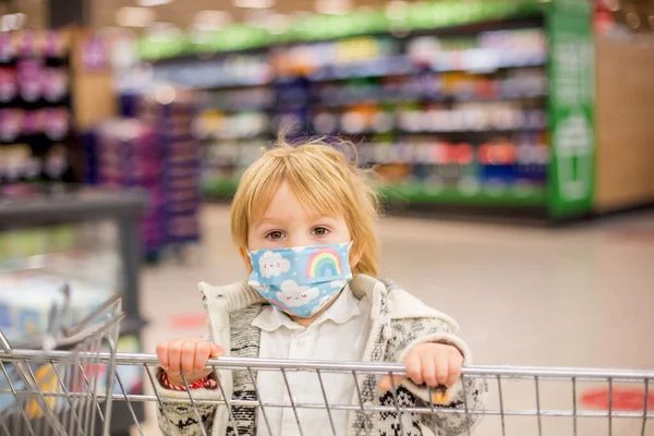 Aranyos Kisgyerek Fiú Orvosi Maszkot Visel Szupermarketben Világjárvány Idején — Stock Fotó