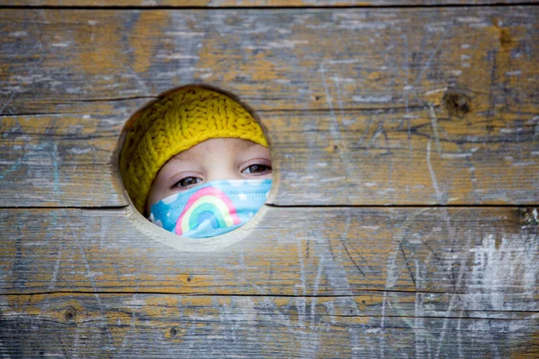 Kleines Kleinkind Junge Mit Medizinischer Maske Auf Kleinem Spaziergang Während — Stockfoto