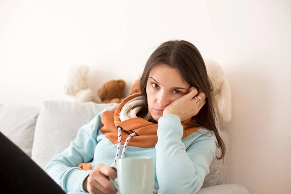 Trött Mor Sitter Soffan Med Kopp Kaffe Efter Sömnlös Natt — Stockfoto