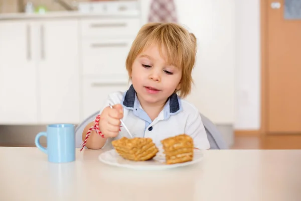 Ragazzo Età Prescolare Carino Bambino Biondo Mangiare Pezzo Torta Bere — Foto Stock