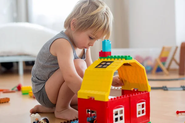 Aranyos Gyerek Színes Játéktömbökkel Játszik Egy Kisfiú Házikót Épít Kockajátékokból — Stock Fotó