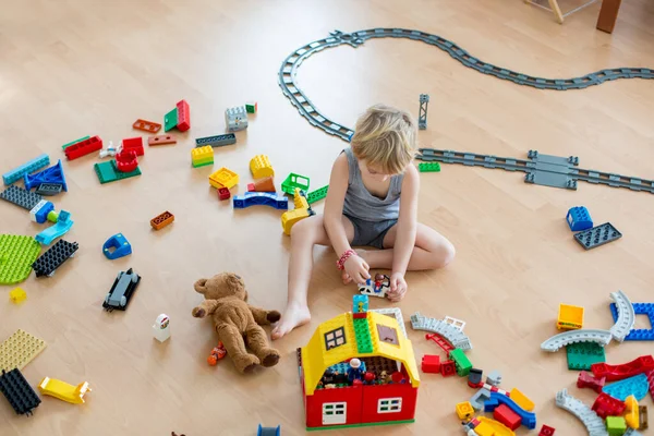 Criança Bonito Brincando Com Blocos Brinquedo Coloridos Menino Edifício Casa — Fotografia de Stock