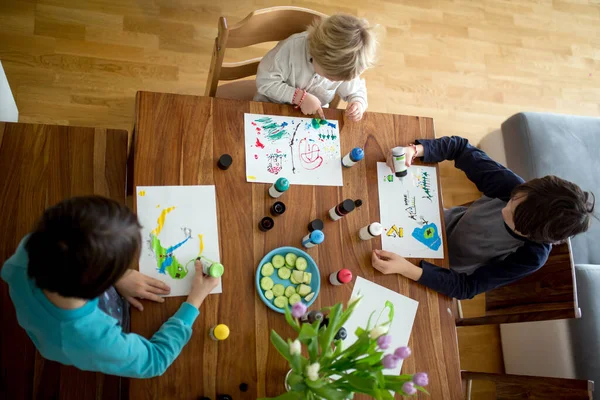 Crianças Irmãos Desenho Com Tintas Aquarel Casa Tiro Cima — Fotografia de Stock