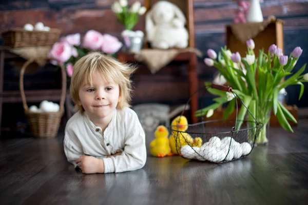 Lindo Niño Rubio Niño Con Decoración Pascua Estudio —  Fotos de Stock