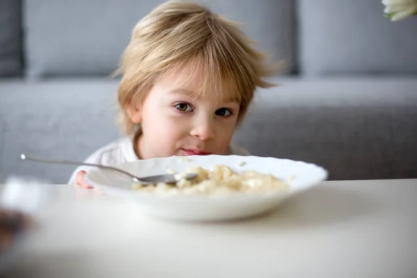 Aranyos Kisgyerek Fehér Sajtos Tésztát Eszik Ebédre — Stock Fotó