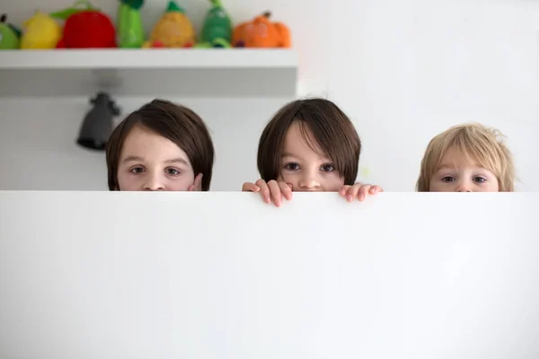 Niños Lindos Tres Hermanos Escondidos Cama Solo Ojos Asomándose Por — Foto de Stock