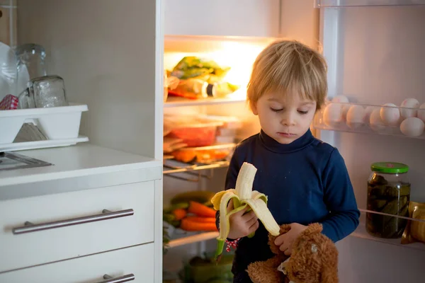 Nettes Kleines Blondes Kind Öffnet Die Kühlschranktür Und Holt Obst — Stockfoto