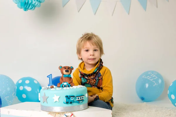 Kind Mit Kuchen Auf Dem Boden Sitzend Geburtstagsbild — Stockfoto