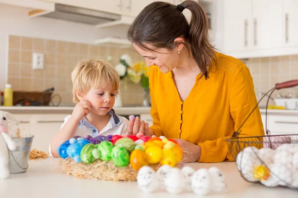 Bela Criança Loira Menino Criança Pintando Ovos Páscoa Com Mãe — Fotografia de Stock