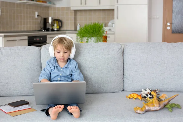 Tatlı Sarışın Çocuk Günlük Giysiler Içinde Çocuk Evde Bilgisayar Başında — Stok fotoğraf