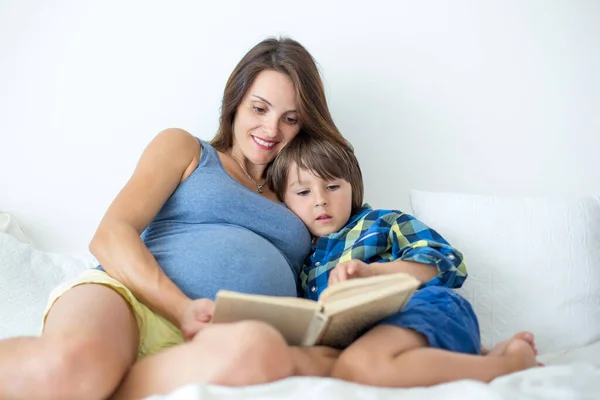 Young Pregnant Mother Lying Bed Reading Book Her Older Child — Stock Photo, Image