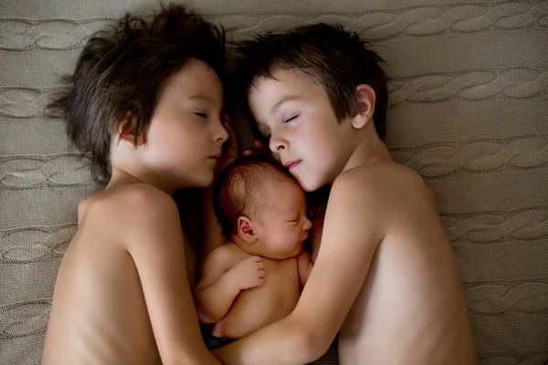 Twee Kinderen Peuter Zijn Grote Broer Knuffelen Zoenen Hun Pasgeboren — Stockfoto