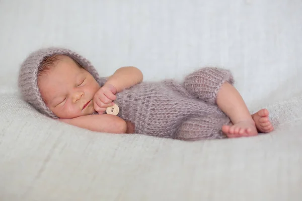 Niño Recién Nacido Durmiendo Pacíficamente Envuelto Una Envoltura Punto —  Fotos de Stock