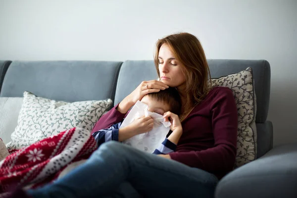 Jonge Moeder Houden Haar Ziek Jongetje Liggend Samen Bank — Stockfoto